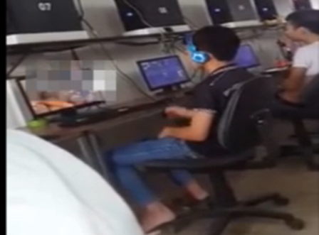 Phản cảm hình ảnh nam thanh niên "tự sướng" trong quán net